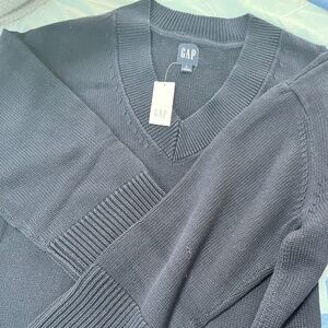 Women’s cotton vneck sweater